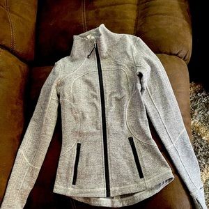 EUC LuLuLemon jacket.Size 2 black and white